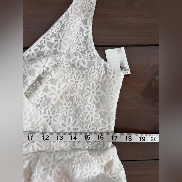 Trina Turk Embroidered White Peplum Sheath Dress Size 14 New with tags - Picture 14 of 15